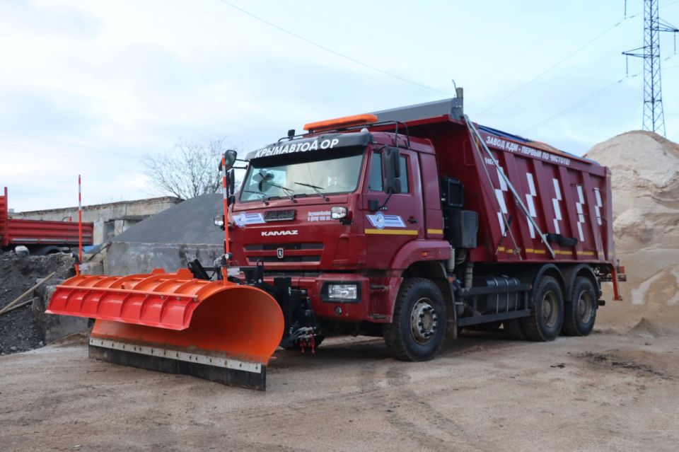 В Керчи на круглосуточном дежурстве находятся три единицы спецтехники