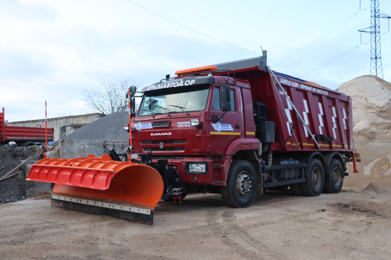 В Керчи на круглосуточном дежурстве находятся три единицы спецтехники