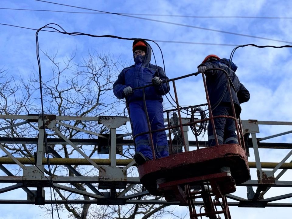 Специалисты предприятия «ГорсветКерчь» ежедневно обеспечивают бесперебойную работу наружного освещения города Специалисты предприятия «ГорсветКерчь» ежедневно обеспечивают бесперебойную работу наружного освещения города
