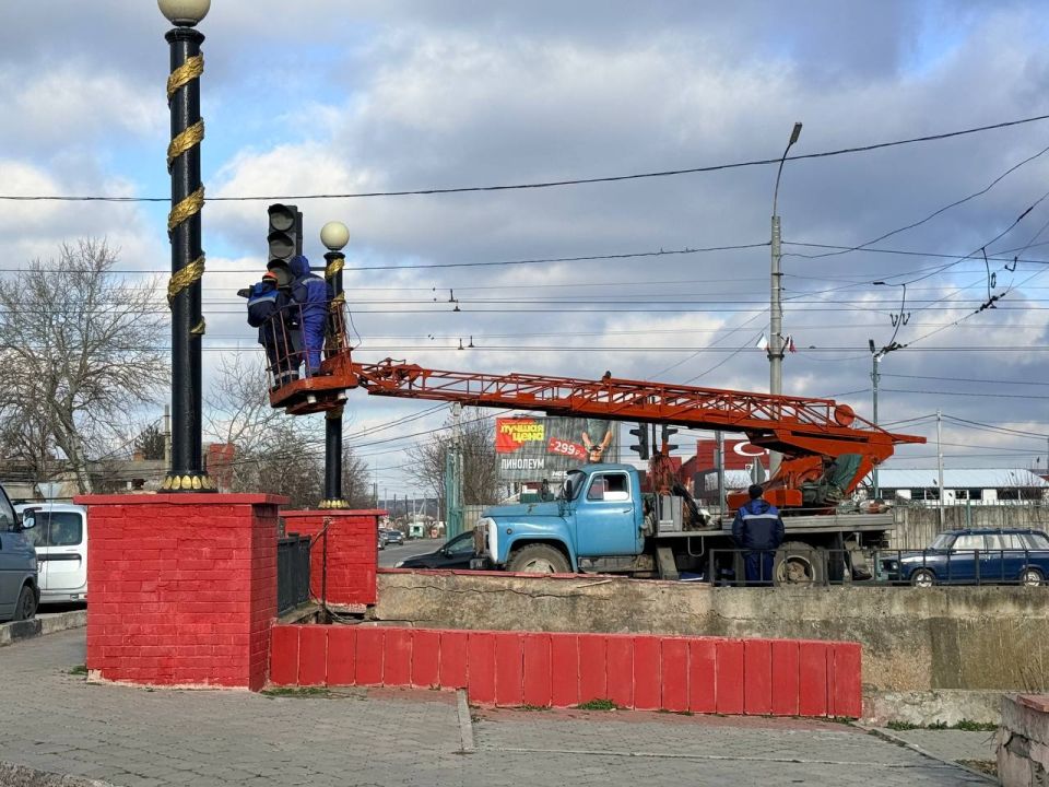 Специалисты предприятия «ГорсветКерчь» ежедневно обеспечивают бесперебойную работу наружного освещения города Специалисты предприятия «ГорсветКерчь» ежедневно обеспечивают бесперебойную работу наружного освещения города