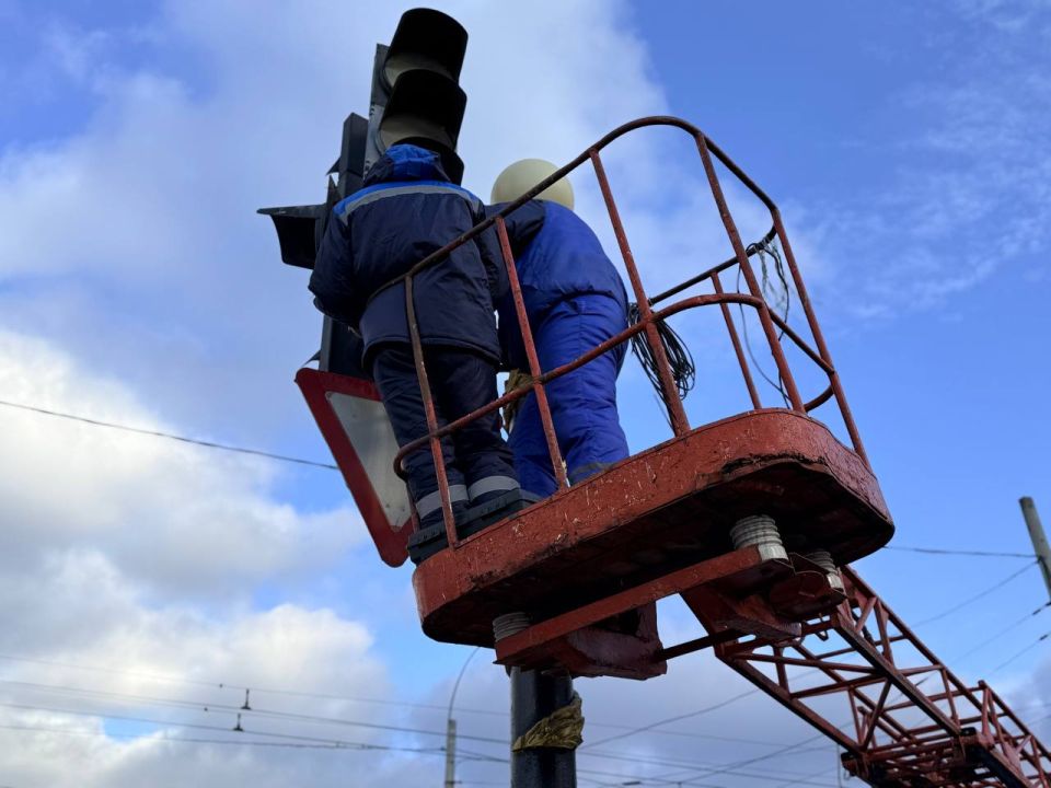 Специалисты предприятия «ГорсветКерчь» ежедневно обеспечивают бесперебойную работу наружного освещения города Специалисты предприятия «ГорсветКерчь» ежедневно обеспечивают бесперебойную работу наружного освещения города