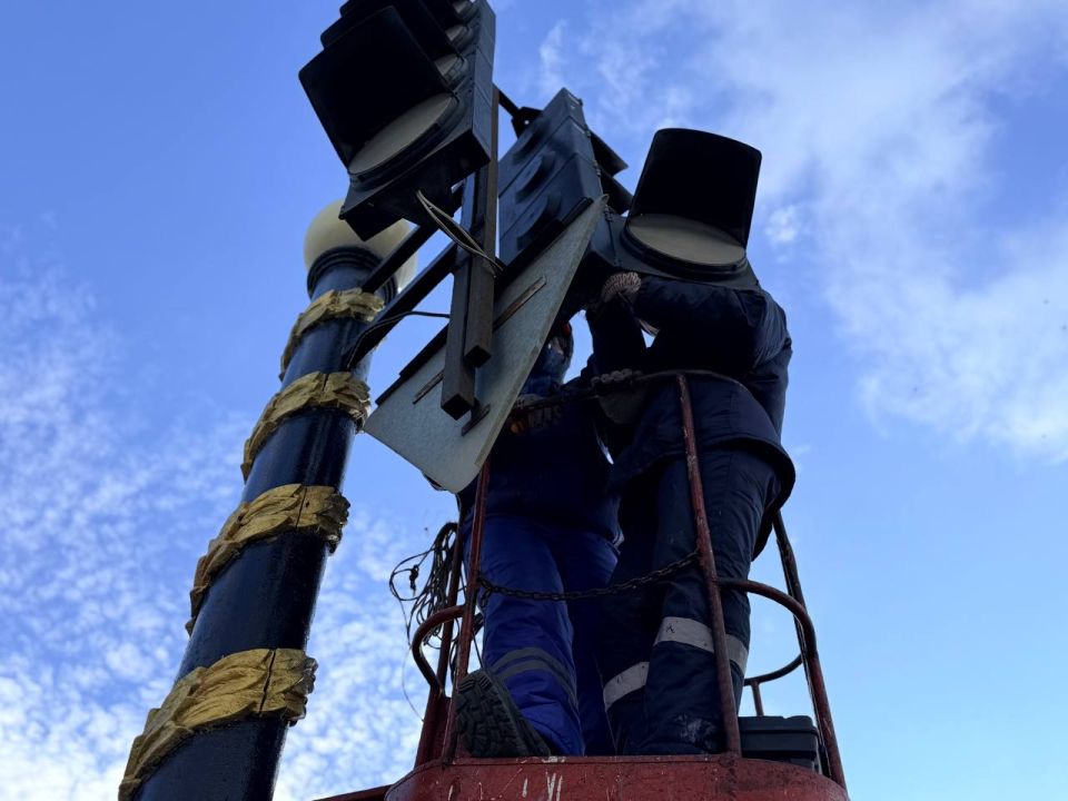 Специалисты предприятия «ГорсветКерчь» ежедневно обеспечивают бесперебойную работу наружного освещения города Специалисты предприятия «ГорсветКерчь» ежедневно обеспечивают бесперебойную работу наружного освещения города