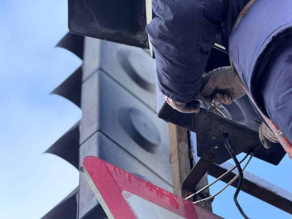 Специалисты предприятия «ГорсветКерчь» ежедневно обеспечивают бесперебойную работу наружного освещения города Специалисты предприятия «ГорсветКерчь» ежедневно обеспечивают бесперебойную работу наружного освещения города