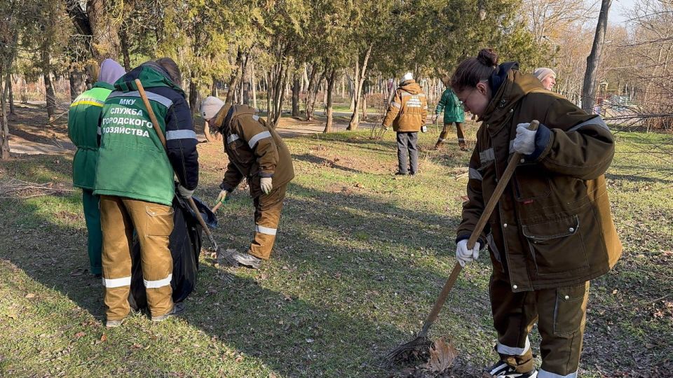 Уход за зелеными насаждениями Керчи не прекращается ни на день Уход за зелеными насаждениями Керчи не прекращается ни на день
