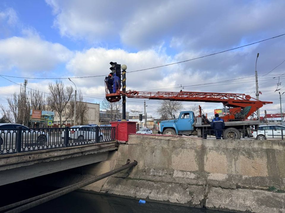 Специалисты предприятия «ГорсветКерчь» ежедневно обеспечивают бесперебойную работу наружного освещения города Специалисты предприятия «ГорсветКерчь» ежедневно обеспечивают бесперебойную работу наружного освещения города