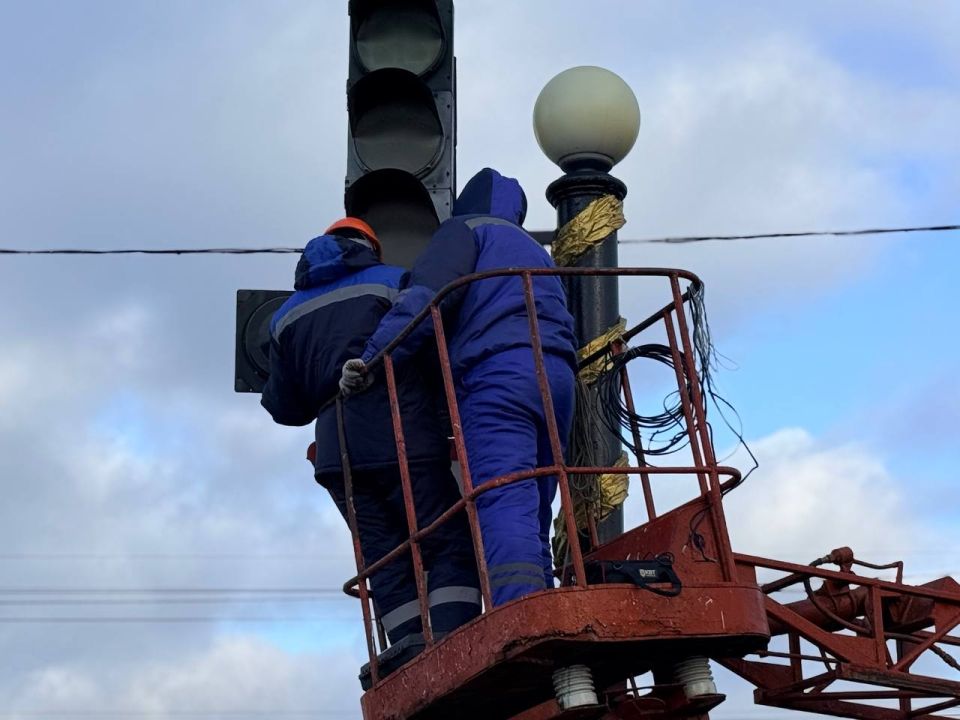 Специалисты предприятия «ГорсветКерчь» ежедневно обеспечивают бесперебойную работу наружного освещения города Специалисты предприятия «ГорсветКерчь» ежедневно обеспечивают бесперебойную работу наружного освещения города