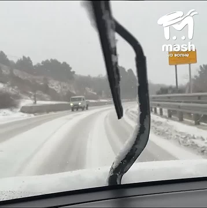 На уборку снега в Ялте вышла вся техника — целых ТРИ машины