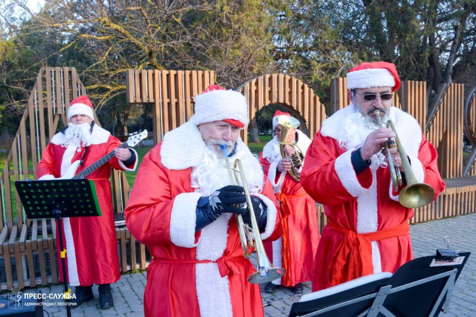 ФОТОФАКТ: В преддверии Старого Нового года духовой оркестр Евпаторийского центра культуры и досуга порадовал горожан необычным выступлением ФОТОФАКТ: В преддверии Старого Нового года духовой оркестр Евпаторийского центра культуры и досуга порадовал горожан необычным выступлением