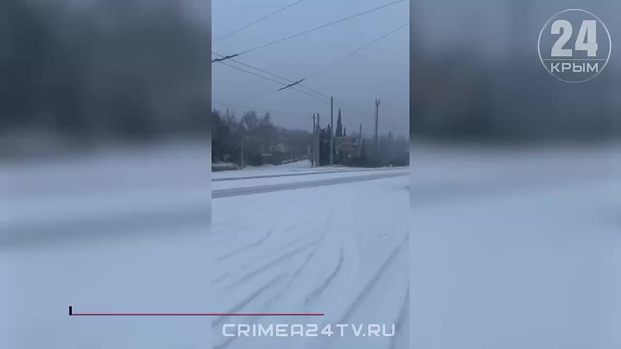 Осторожнее на поворотах!. Для расчистки дорог от льда и снега на Южнобережье дополнительно привлекли пять единиц техники из Бахчисарая и Симферополя