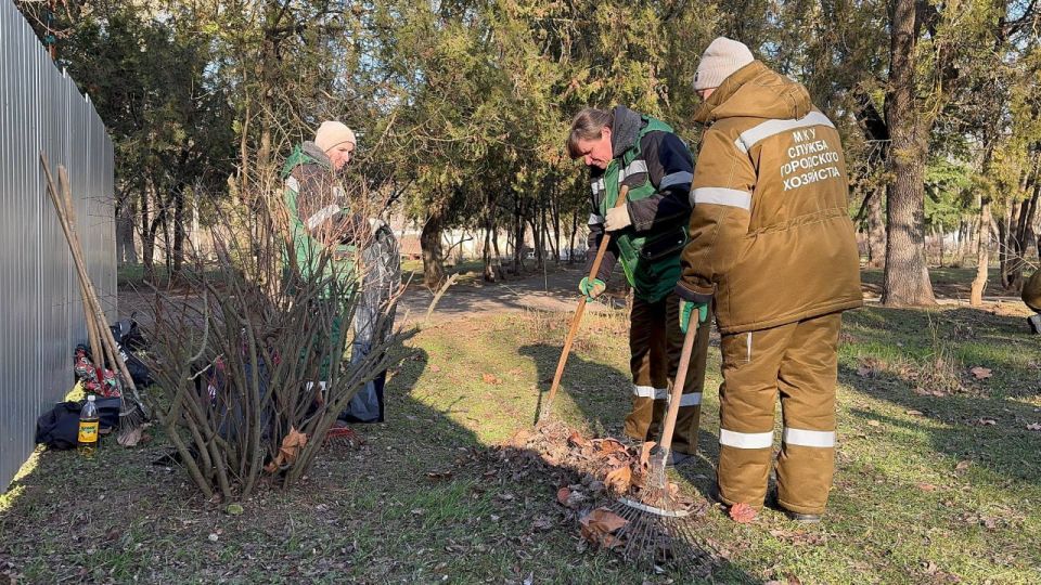 Уход за зелеными насаждениями Керчи не прекращается ни на день Уход за зелеными насаждениями Керчи не прекращается ни на день