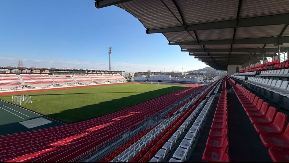 На стадионе им. 50-летия Октября возобновляется тренировочный процесс после капитального ремонта На стадионе им. 50-летия Октября возобновляется тренировочный процесс после капитального ремонта