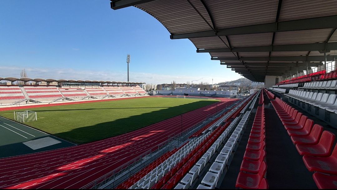 На стадионе им. 50-летия Октября возобновляется тренировочный процесс после капитального ремонта На стадионе им. 50-летия Октября возобновляется тренировочный процесс после капитального ремонта