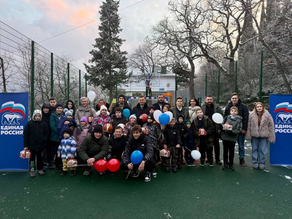 Константин Шимановский: Обещали - выполняем! Начали год с открытия площадки в пгт Отрадное, на улице Отрадная, 1. Это был один из наказов избирателей депутату Ялтинского городского совета Денису Давыдову по округу №2