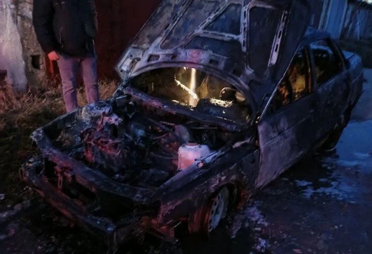 В Ленинском районе сгорела легковушка