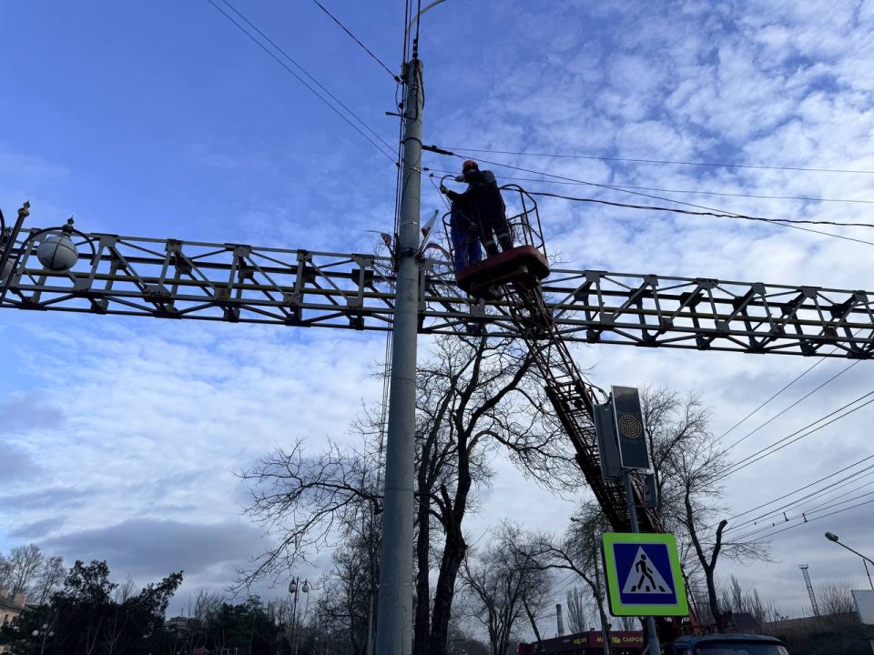 Специалисты предприятия «ГорсветКерчь» ежедневно обеспечивают бесперебойную работу наружного освещения города Специалисты предприятия «ГорсветКерчь» ежедневно обеспечивают бесперебойную работу наружного освещения города