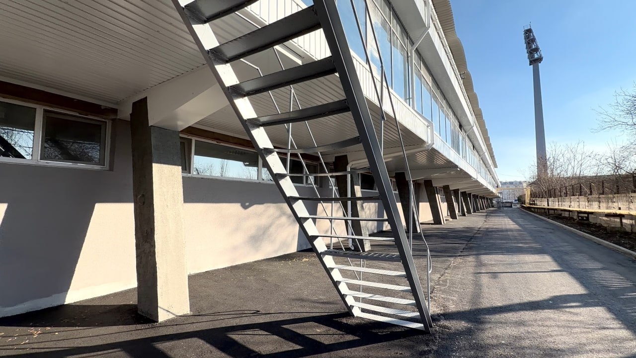 На стадионе им. 50-летия Октября возобновляется тренировочный процесс после капитального ремонта На стадионе им. 50-летия Октября возобновляется тренировочный процесс после капитального ремонта