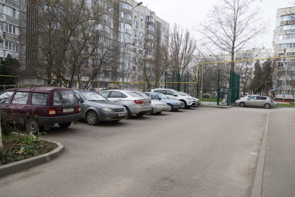 Глава администрации Керчи Олег Каторгин провел встречу с жителями ул. Генерала Петрова, 8 Глава администрации Керчи Олег Каторгин провел встречу с жителями ул. Генерала Петрова, 8