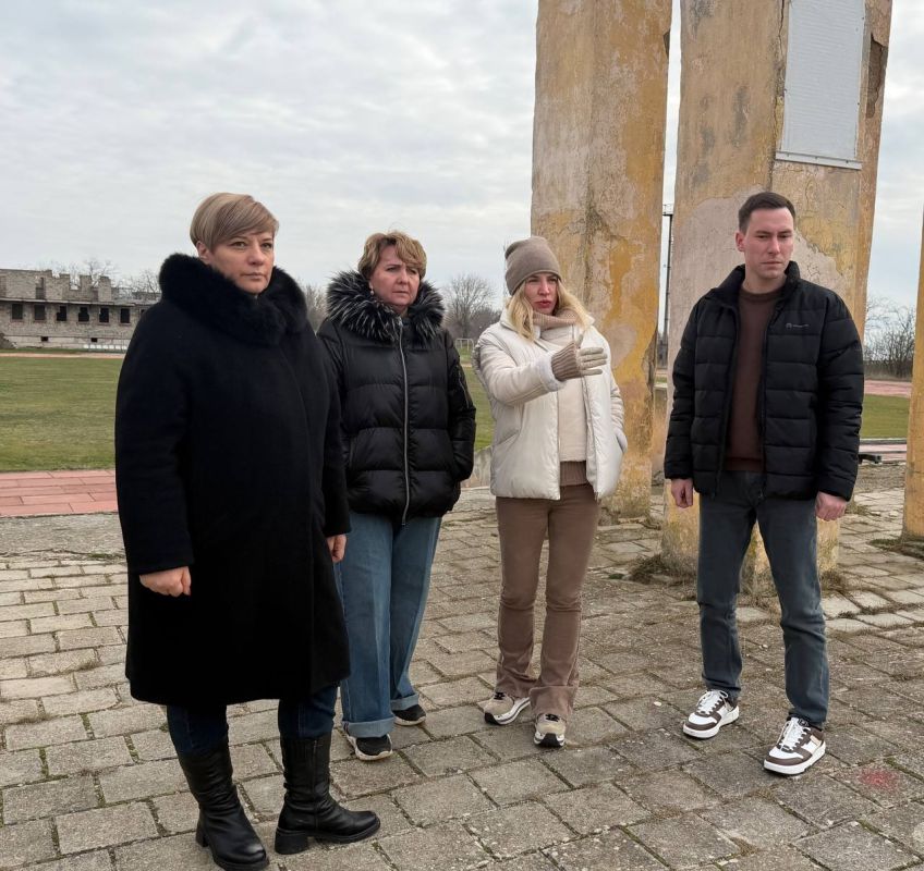 Ольга Торубарова: Совместно с Министром строительства и архитектуры Республики Крым Щёголевым Эдуардом Геннадьевичем и главой администрации города-Героя Керчь Каторгиным Олегом Николаевичем, а также ветераном боевых... Ольга Торубарова: Совместно с Министром строительства и архитектуры Республики Крым Щёголевым Эдуардом Геннадьевичем и главой администрации города-Героя Керчь Каторгиным Олегом Николаевичем, а также ветераном боевых...