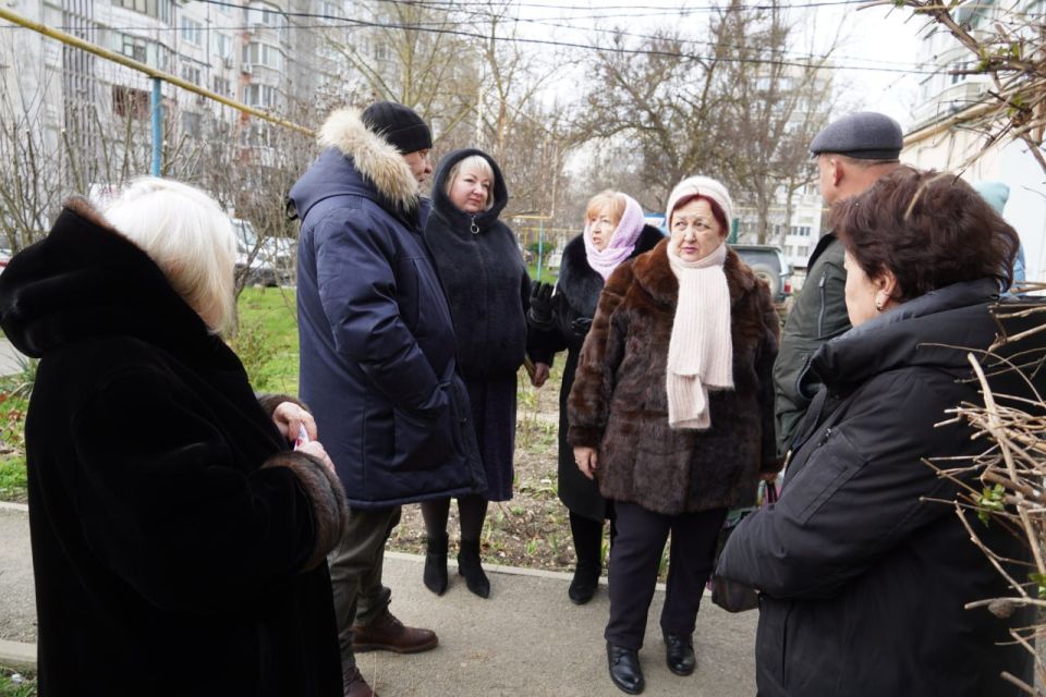 Глава администрации Керчи Олег Каторгин провел встречу с жителями ул. Генерала Петрова, 8 Глава администрации Керчи Олег Каторгин провел встречу с жителями ул. Генерала Петрова, 8