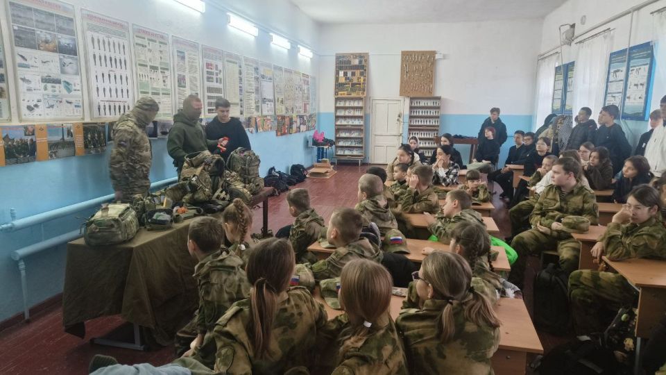 Эммилия Леонова: Участники боевых действий специальной военной операции, один из которых, выпускник нашей школы,провели для обучающихся кадетских классов и старшеклассников практическое занятие по оказанию первой медицинской... Эммилия Леонова: Участники боевых действий специальной военной операции, один из которых, выпускник нашей школы,провели для обучающихся кадетских классов и старшеклассников практическое занятие по оказанию первой медицинской...