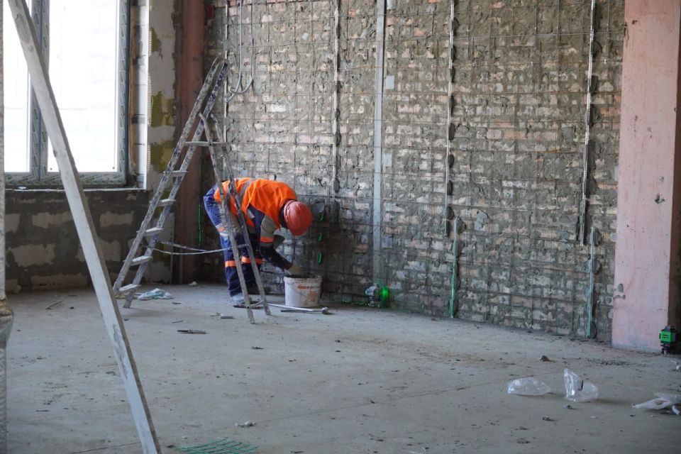 В рамках рабочего визита в Керчь министр строительства и архитектуры Республики Крым Эдуард Щёголев совместно с главой администрации Керчи Олегом Каторгиным посетили строящуюся общеобразовательную школу на 800 мест в... В рамках рабочего визита в Керчь министр строительства и архитектуры Республики Крым Эдуард Щёголев совместно с главой администрации Керчи Олегом Каторгиным посетили строящуюся общеобразовательную школу на 800 мест в...