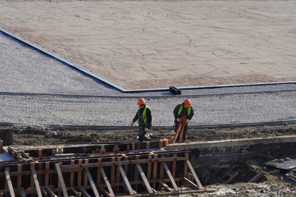 В рамках рабочего визита в Керчь министр строительства и архитектуры Республики Крым Эдуард Щёголев совместно с главой администрации Керчи Олегом Каторгиным посетили строящуюся общеобразовательную школу на 800 мест в... В рамках рабочего визита в Керчь министр строительства и архитектуры Республики Крым Эдуард Щёголев совместно с главой администрации Керчи Олегом Каторгиным посетили строящуюся общеобразовательную школу на 800 мест в...