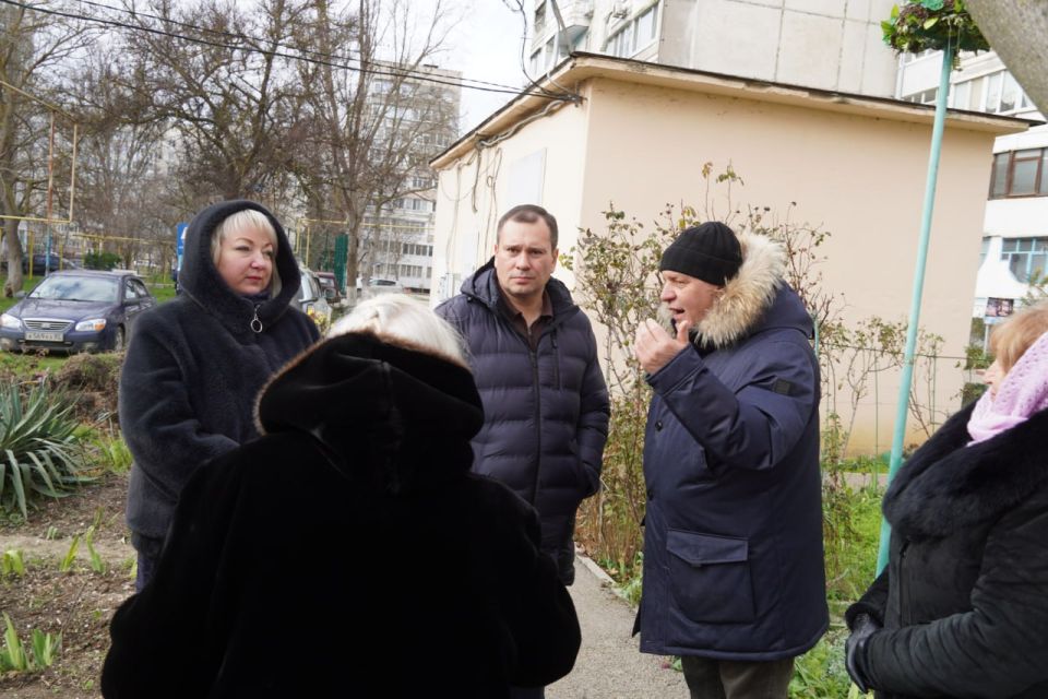 Глава администрации Керчи Олег Каторгин провел встречу с жителями ул. Генерала Петрова, 8 Глава администрации Керчи Олег Каторгин провел встречу с жителями ул. Генерала Петрова, 8