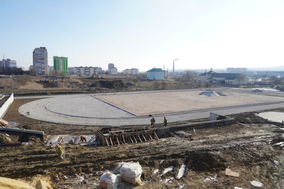 В рамках рабочего визита в Керчь министр строительства и архитектуры Республики Крым Эдуард Щёголев совместно с главой администрации Керчи Олегом Каторгиным посетили строящуюся общеобразовательную школу на 800 мест в... В рамках рабочего визита в Керчь министр строительства и архитектуры Республики Крым Эдуард Щёголев совместно с главой администрации Керчи Олегом Каторгиным посетили строящуюся общеобразовательную школу на 800 мест в...