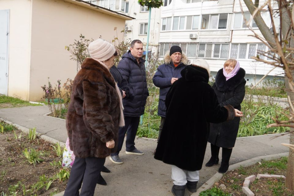 Глава администрации Керчи Олег Каторгин провел встречу с жителями ул. Генерала Петрова, 8