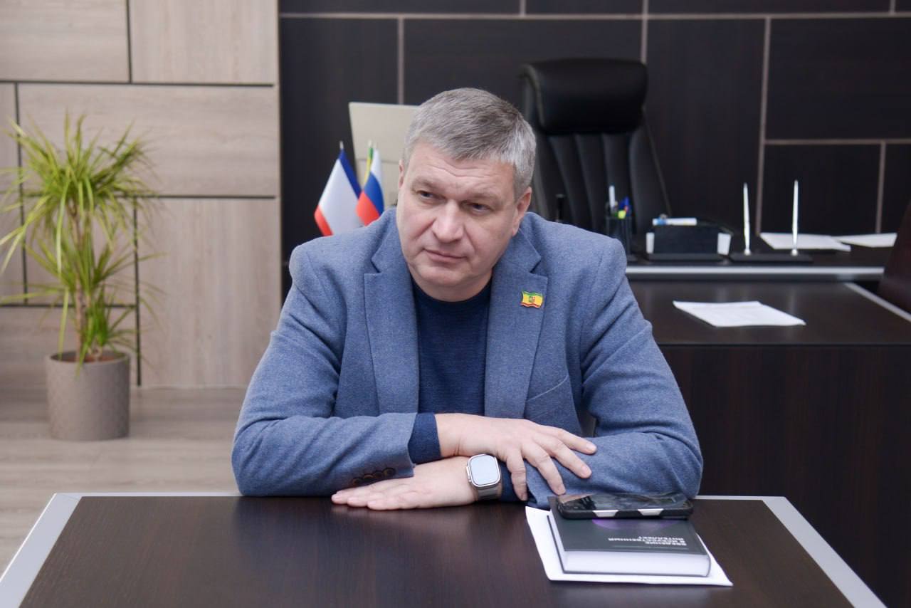 Александр Юрьев: Сегодня вместе с моим заместителем Валерией Симаковой встретился с участниками команды КВН «Сборная курорта Евпатория», которая с 15 по 26 января представит наш город на фестивале КВН в Сочи Александр Юрьев: Сегодня вместе с моим заместителем Валерией Симаковой встретился с участниками команды КВН «Сборная курорта Евпатория», которая с 15 по 26 января представит наш город на фестивале КВН в Сочи