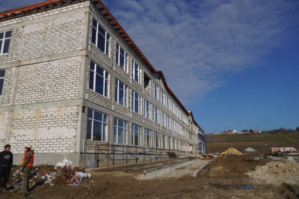 В рамках рабочего визита в Керчь министр строительства и архитектуры Республики Крым Эдуард Щёголев совместно с главой администрации Керчи Олегом Каторгиным посетили строящуюся общеобразовательную школу на 800 мест в... В рамках рабочего визита в Керчь министр строительства и архитектуры Республики Крым Эдуард Щёголев совместно с главой администрации Керчи Олегом Каторгиным посетили строящуюся общеобразовательную школу на 800 мест в...