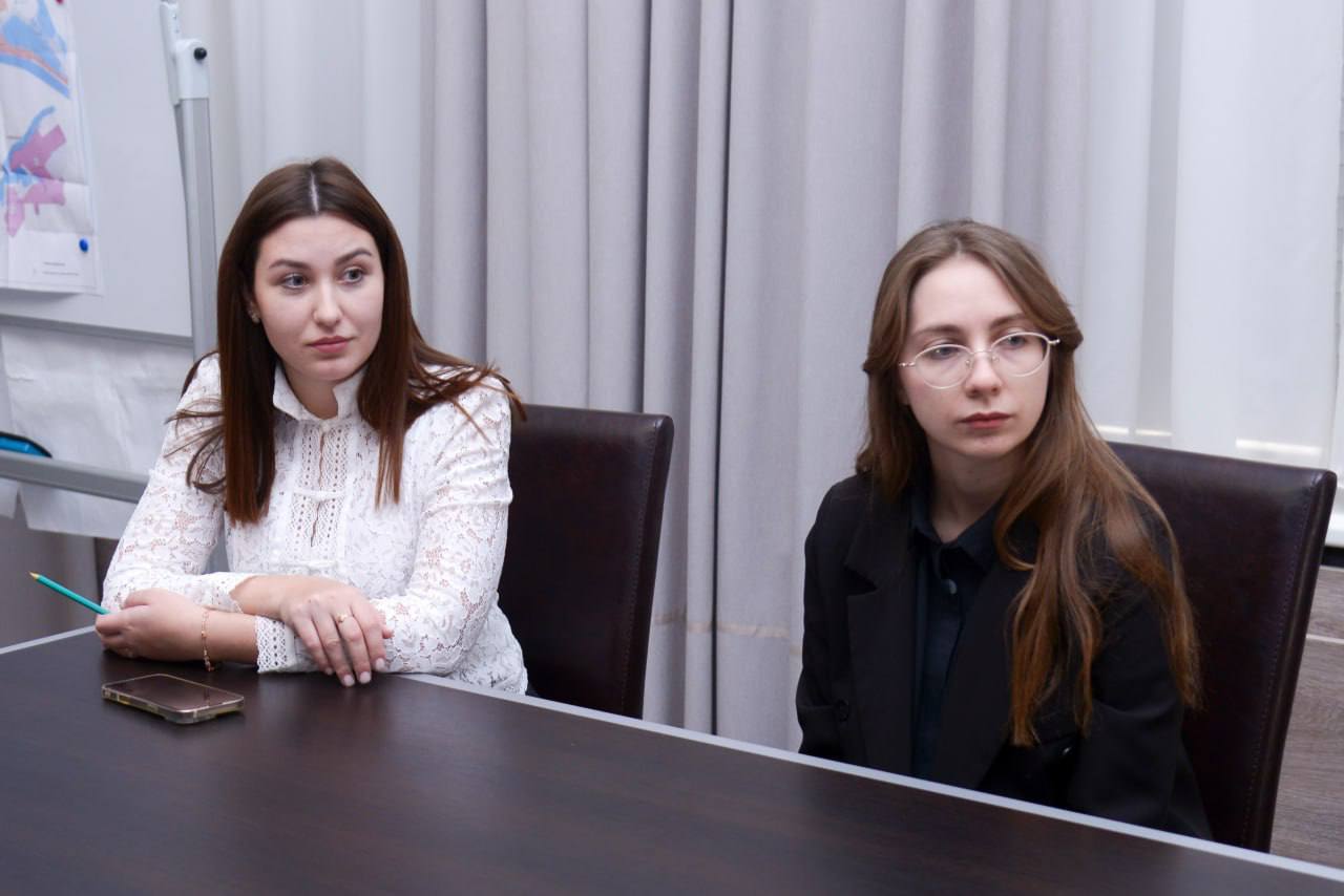 Александр Юрьев: Сегодня вместе с моим заместителем Валерией Симаковой встретился с участниками команды КВН «Сборная курорта Евпатория», которая с 15 по 26 января представит наш город на фестивале КВН в Сочи Александр Юрьев: Сегодня вместе с моим заместителем Валерией Симаковой встретился с участниками команды КВН «Сборная курорта Евпатория», которая с 15 по 26 января представит наш город на фестивале КВН в Сочи