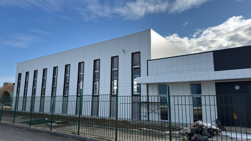 В поселке Нижнегорский завершают установку ФОКа В поселке Нижнегорский завершают установку ФОКа