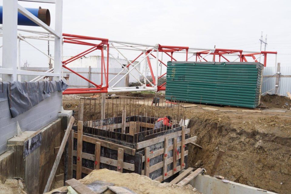 Министр строительства и архитектуры Республики Крым Эдуард Щёголев совместно с главой администрации Керчи Олегом Каторгиным побывали на территории строительства новой котельной в микрорайоне Марат-4 Министр строительства и архитектуры Республики Крым Эдуард Щёголев совместно с главой администрации Керчи Олегом Каторгиным побывали на территории строительства новой котельной в микрорайоне Марат-4