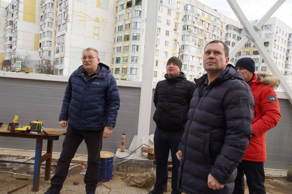 Министр строительства и архитектуры Республики Крым Эдуард Щёголев совместно с главой администрации Керчи Олегом Каторгиным побывали на территории строительства новой котельной в микрорайоне Марат-4 Министр строительства и архитектуры Республики Крым Эдуард Щёголев совместно с главой администрации Керчи Олегом Каторгиным побывали на территории строительства новой котельной в микрорайоне Марат-4