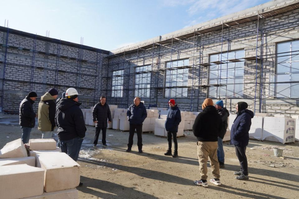 В рамках рабочего визита в Керчь министр строительства и архитектуры Республики Крым Эдуард Щёголев совместно с главой администрации Керчи Олегом Каторгиным посетили строящуюся общеобразовательную школу на 800 мест в... В рамках рабочего визита в Керчь министр строительства и архитектуры Республики Крым Эдуард Щёголев совместно с главой администрации Керчи Олегом Каторгиным посетили строящуюся общеобразовательную школу на 800 мест в...