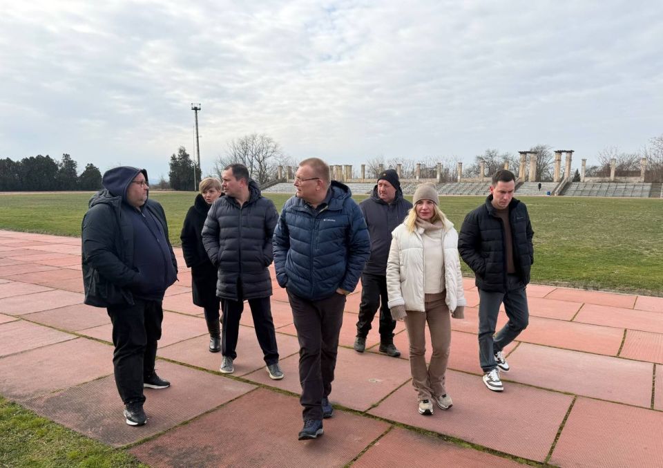 Ольга Торубарова: Совместно с Министром строительства и архитектуры Республики Крым Щёголевым Эдуардом Геннадьевичем и главой администрации города-Героя Керчь Каторгиным Олегом Николаевичем, а также ветераном боевых... Ольга Торубарова: Совместно с Министром строительства и архитектуры Республики Крым Щёголевым Эдуардом Геннадьевичем и главой администрации города-Героя Керчь Каторгиным Олегом Николаевичем, а также ветераном боевых...