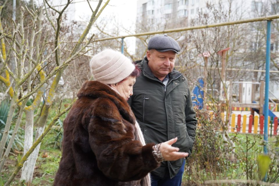 Глава администрации Керчи Олег Каторгин провел встречу с жителями ул. Генерала Петрова, 8 Глава администрации Керчи Олег Каторгин провел встречу с жителями ул. Генерала Петрова, 8