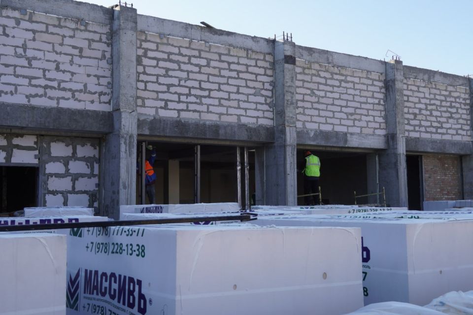 В рамках рабочего визита в Керчь министр строительства и архитектуры Республики Крым Эдуард Щёголев совместно с главой администрации Керчи Олегом Каторгиным посетили строящуюся общеобразовательную школу на 800 мест в... В рамках рабочего визита в Керчь министр строительства и архитектуры Республики Крым Эдуард Щёголев совместно с главой администрации Керчи Олегом Каторгиным посетили строящуюся общеобразовательную школу на 800 мест в...