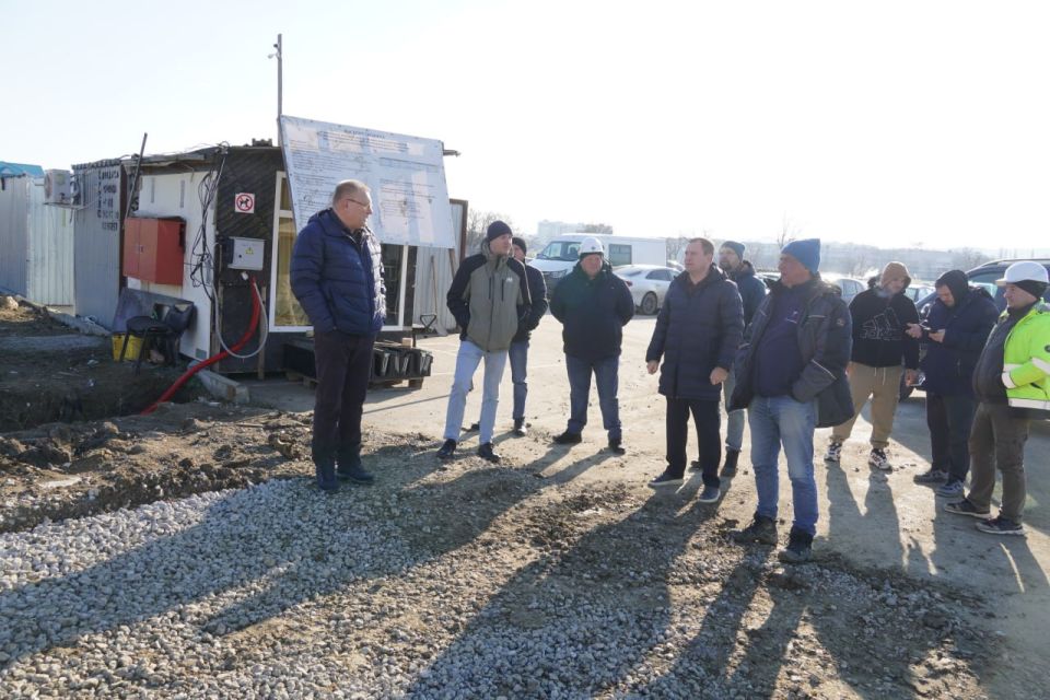 В рамках рабочего визита в Керчь министр строительства и архитектуры Республики Крым Эдуард Щёголев совместно с главой администрации Керчи Олегом Каторгиным посетили строящуюся общеобразовательную школу на 800 мест в... В рамках рабочего визита в Керчь министр строительства и архитектуры Республики Крым Эдуард Щёголев совместно с главой администрации Керчи Олегом Каторгиным посетили строящуюся общеобразовательную школу на 800 мест в...