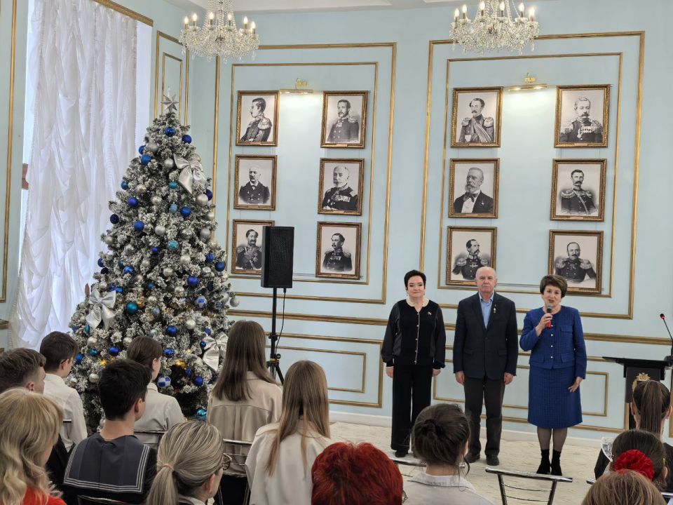 Екатерина Алтабаева: Сегодня в Екатерининском зале Дома офицеров флота совместно с сенатором от Законодательной власти Севастополя Ларисой Вадимовной Мельник вручила награды победителям девятой Всероссийской детской... Екатерина Алтабаева: Сегодня в Екатерининском зале Дома офицеров флота совместно с сенатором от Законодательной власти Севастополя Ларисой Вадимовной Мельник вручила награды победителям девятой Всероссийской детской...