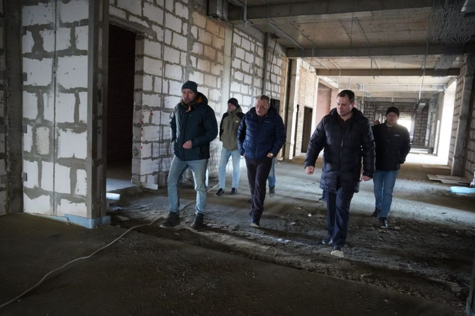 В рамках рабочего визита в Керчь министр строительства и архитектуры Республики Крым Эдуард Щёголев совместно с главой администрации Керчи Олегом Каторгиным посетили строящуюся общеобразовательную школу на 800 мест в... В рамках рабочего визита в Керчь министр строительства и архитектуры Республики Крым Эдуард Щёголев совместно с главой администрации Керчи Олегом Каторгиным посетили строящуюся общеобразовательную школу на 800 мест в...