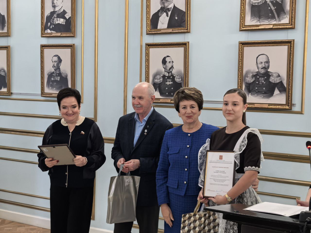 Екатерина Алтабаева: Сегодня в Екатерининском зале Дома офицеров флота совместно с сенатором от Законодательной власти Севастополя Ларисой Вадимовной Мельник вручила награды победителям девятой Всероссийской детской... Екатерина Алтабаева: Сегодня в Екатерининском зале Дома офицеров флота совместно с сенатором от Законодательной власти Севастополя Ларисой Вадимовной Мельник вручила награды победителям девятой Всероссийской детской...