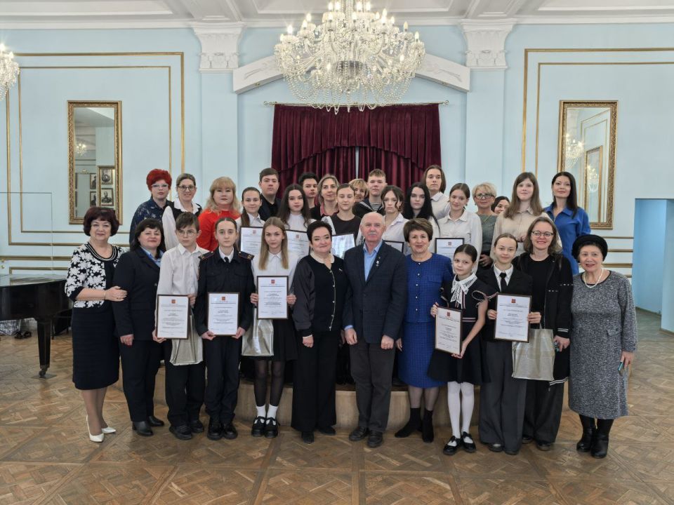 Екатерина Алтабаева: Сегодня в Екатерининском зале Дома офицеров флота совместно с сенатором от Законодательной власти Севастополя Ларисой Вадимовной Мельник вручила награды победителям девятой Всероссийской детской... Екатерина Алтабаева: Сегодня в Екатерининском зале Дома офицеров флота совместно с сенатором от Законодательной власти Севастополя Ларисой Вадимовной Мельник вручила награды победителям девятой Всероссийской детской...