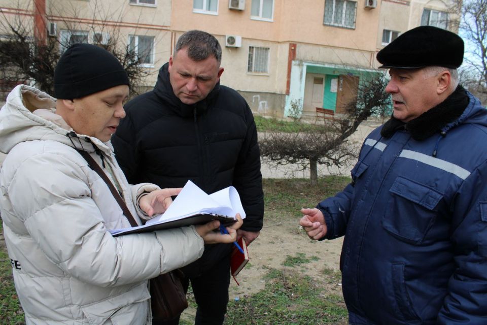 Игорь Крутьков: Сегодня вместе с первым заместителем главы Александром Саенко и начальником управления ЖКХ Александром Колесниковым выехал в г. Щелкино, где встретились со старшими домов № 90 и 86А