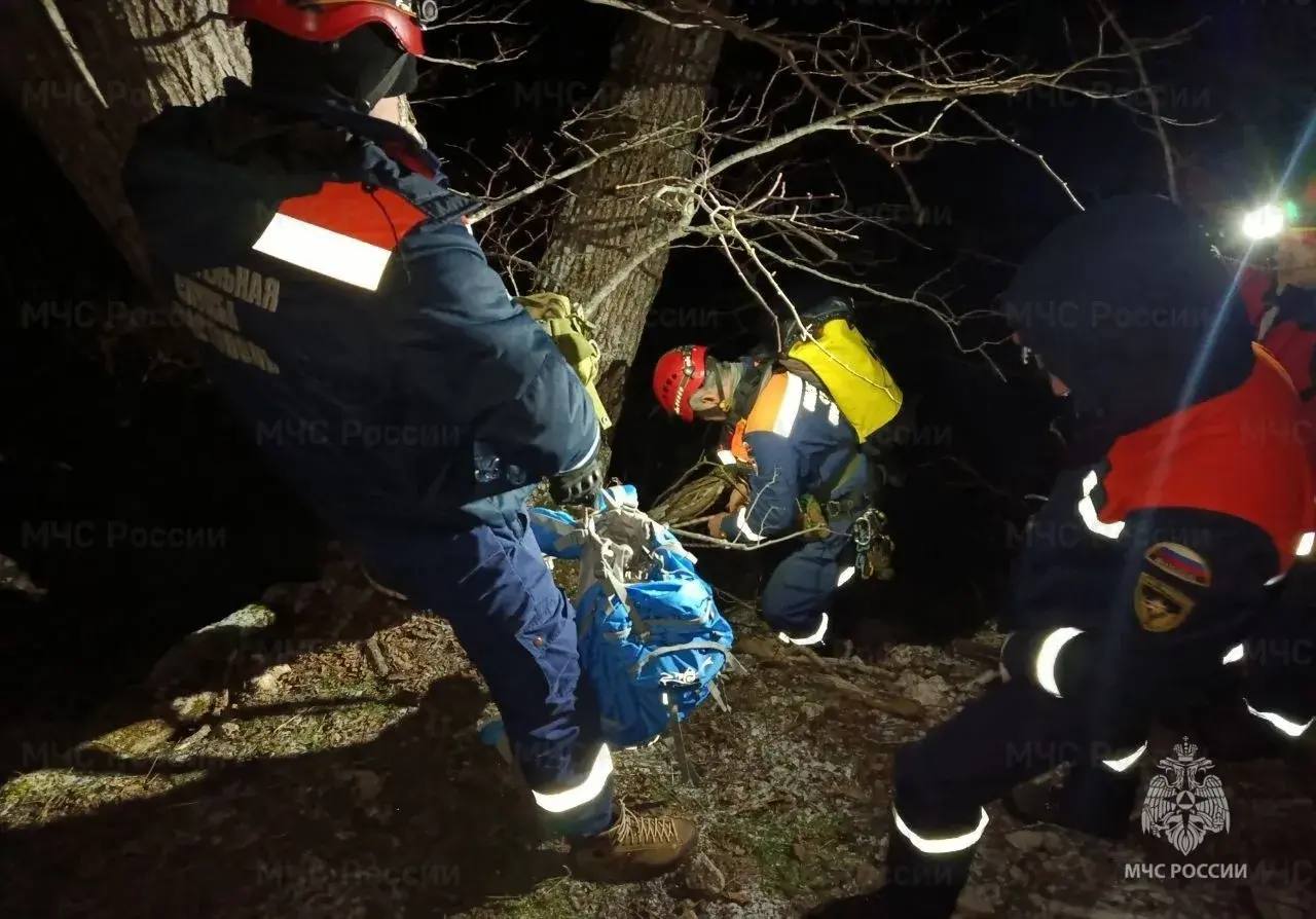 Турист "застрял" в горах Ялты на высоте более 50 метров – его эвакуировали спасатели