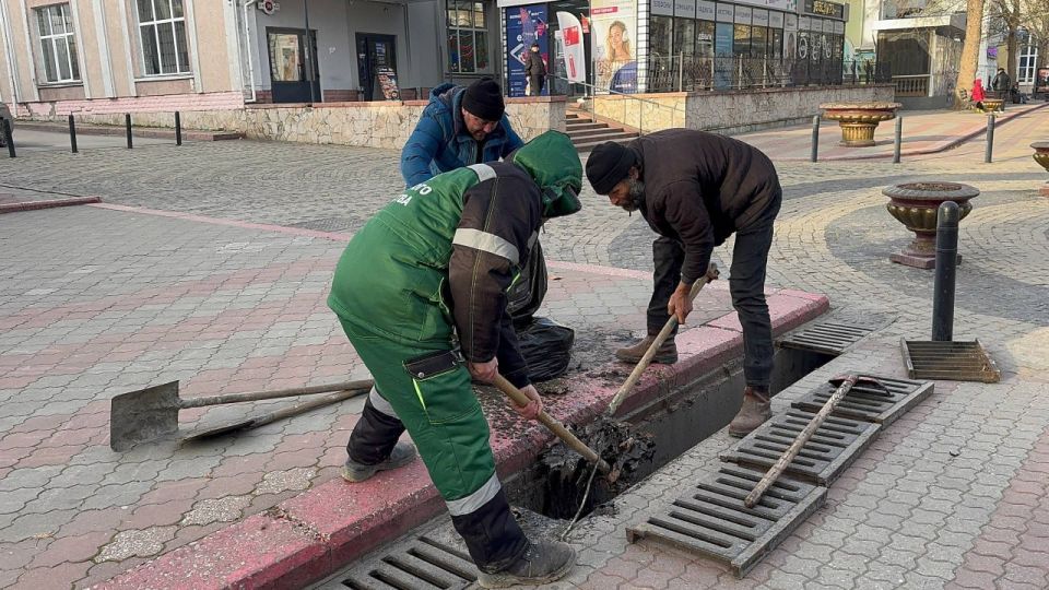 В Керчи даже в мороз чистят ливнёвки В Керчи даже в мороз чистят ливнёвки