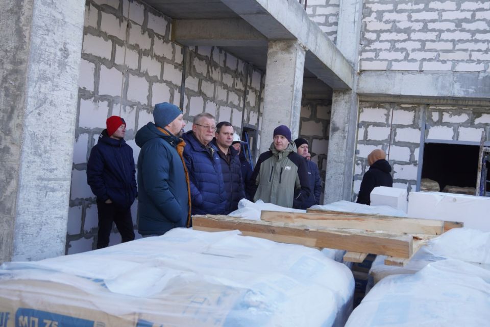 В рамках рабочего визита в Керчь министр строительства и архитектуры Республики Крым Эдуард Щёголев совместно с главой администрации Керчи Олегом Каторгиным посетили строящуюся общеобразовательную школу на 800 мест в...