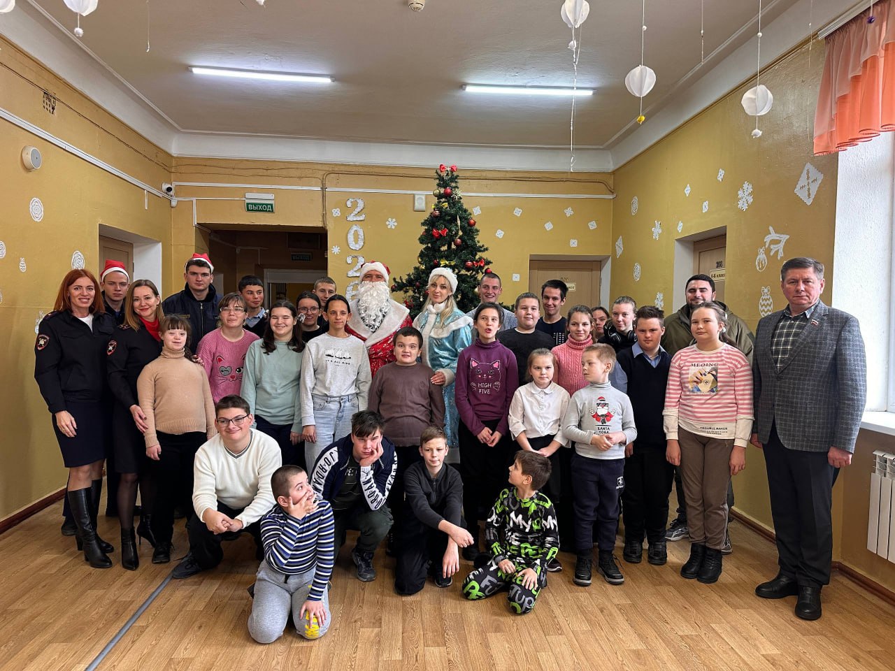 Госавтоинспекторы вместе с общественниками и «Новогодним патрулем» поздравили с зимними праздниками воспитанников севастопольского интерната