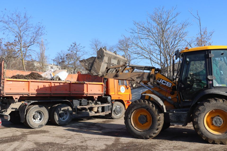 В Керчи продолжается плановая ликвидация несанкционированных свалок